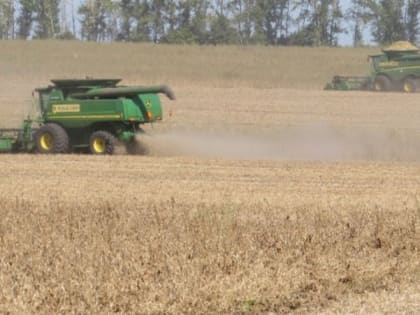 Ракитянские аграрии приступили к обмолоту сои