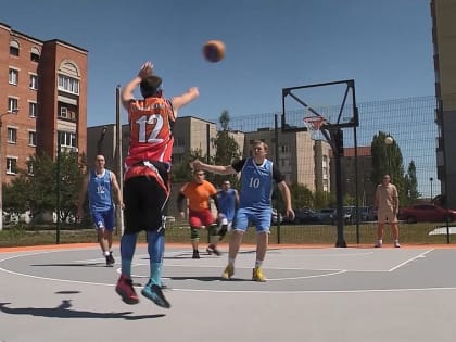 В Старом Осколе на территории спорткомплекса «Георгиевский» открылась баскетбольная площадка