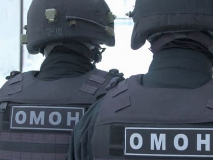 Полицейские при силовой поддержке ОМОНа задержали квартирных мошенников из Губкина
