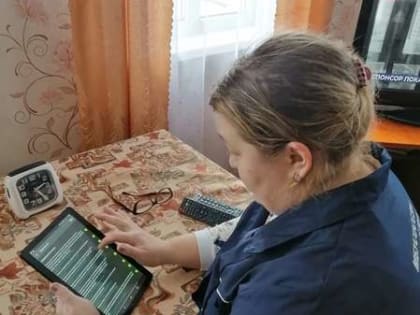 Красногвардейские социальные работники применяют новые современные технологии в виде планшетов в ежедневной работе