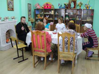 Благочинный приходов Ровеньского округа посетил Комплексный центр социального обслуживания населения Ровеньского района