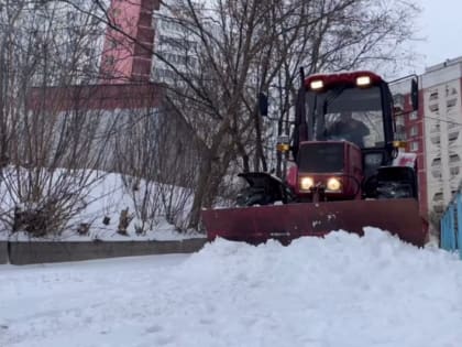 В Белгороде продолжают вывозить снег и наводить порядок после снегопада