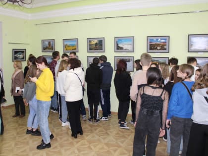 Обзорная экскурсия по экспозиции музея и временным выставкам для ребят из города Старый Оскол