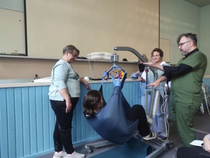 Старооскольцы учатся ухаживать за пожилыми людьми и инвалидами!