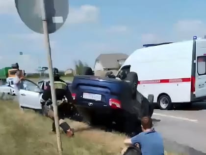 Машина перевернулась после ДТП в Старом Осколе