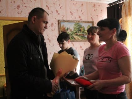 Депутат Белгородской областной Думы передал орден Мужества матери погибшего в СВО военного