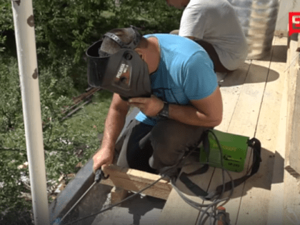 В Белгороде строители восстанавливают повреждённые в результате обстрелов балконные конструкции в квартирах горожан