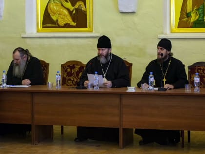 Руководитель миссионерского отдела Валуйской епархии выступил с докладом на круглом столе «Церковнославянский язык, как язык миссии» в Высоко-Петровском монастыре города Москвы