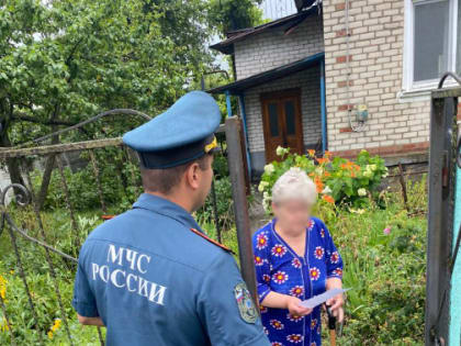 Сотрудники МЧС России напоминают о правилах пожарной безопасности в летний период