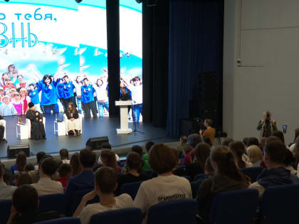 Юные белгородские волонтёры пообщались с Митрополитом Иоаном