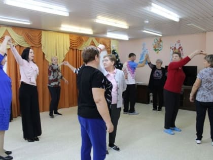 Губкинские пенсионеры научились танцевать классический вальс