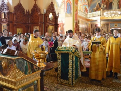 В Свято-Троицком кафедральном соборе города Алексеевка был совершен молебен для учащих и учащихся перед началом нового учебного года