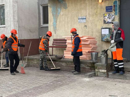 Рабочие уже устраняют последствия утреннего обстрела Белгорода