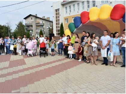 В Алексеевском городском округе вручили подарки новорожденным