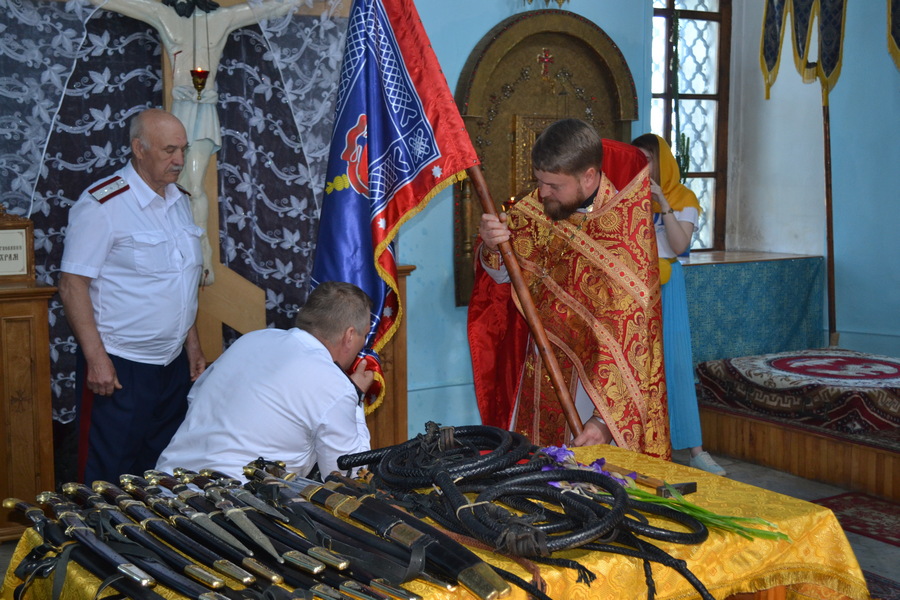 Украинский поп. Освящение оружия. Казачья Церковь. Старо Пашковское казачье общество печать. Храмы Белгорода.