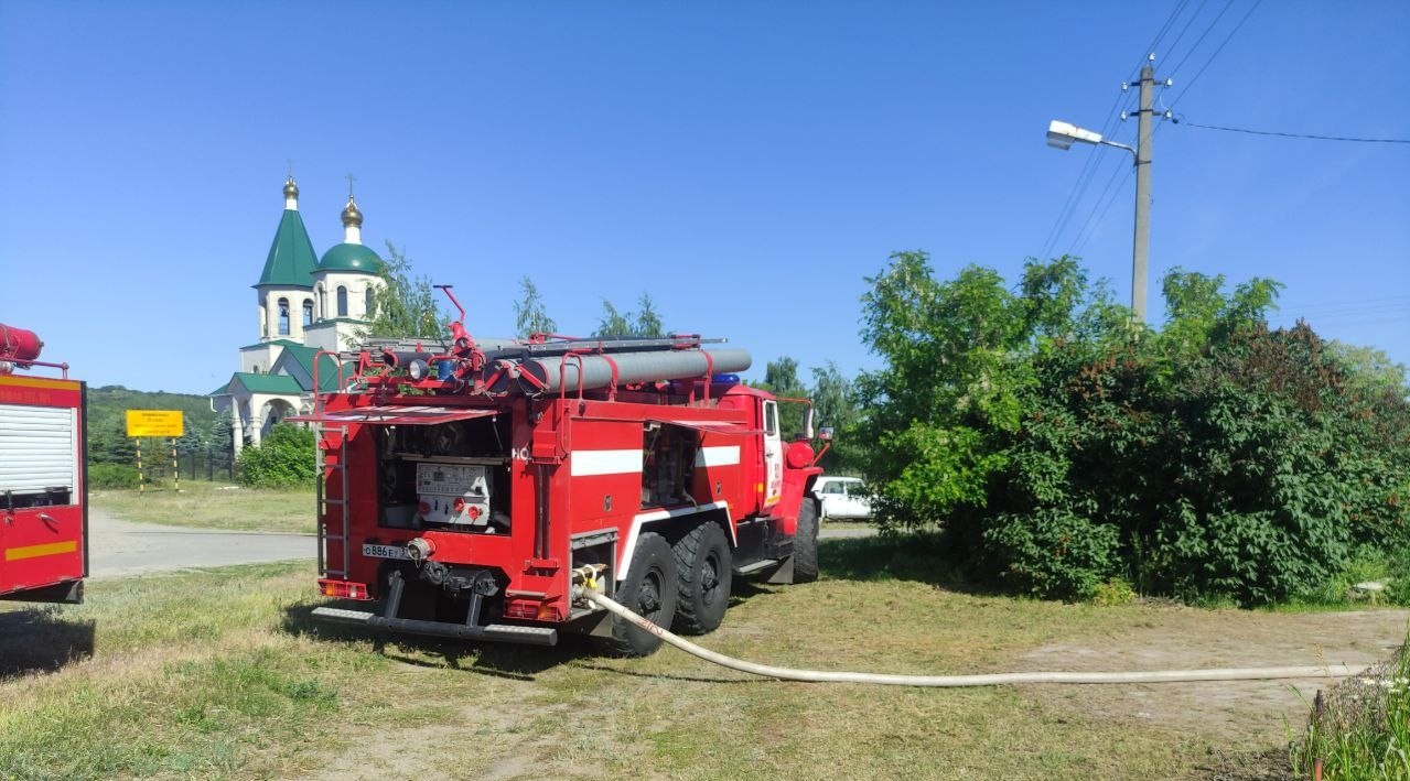 Госпиталь валуйки белгородская. Цветы у пожарки Валуйки. Фото пожарка в Валуйках Белгородской. Сплетни Валуйки Белгородской области.