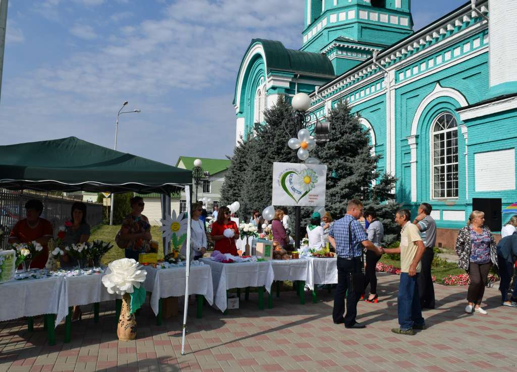 Погода на месяц ровеньки белгородской. Население поселок Ровеньки Белгородская область. Храм Ровеньки Белгородская область. Ровеньки (посёлок городского типа).