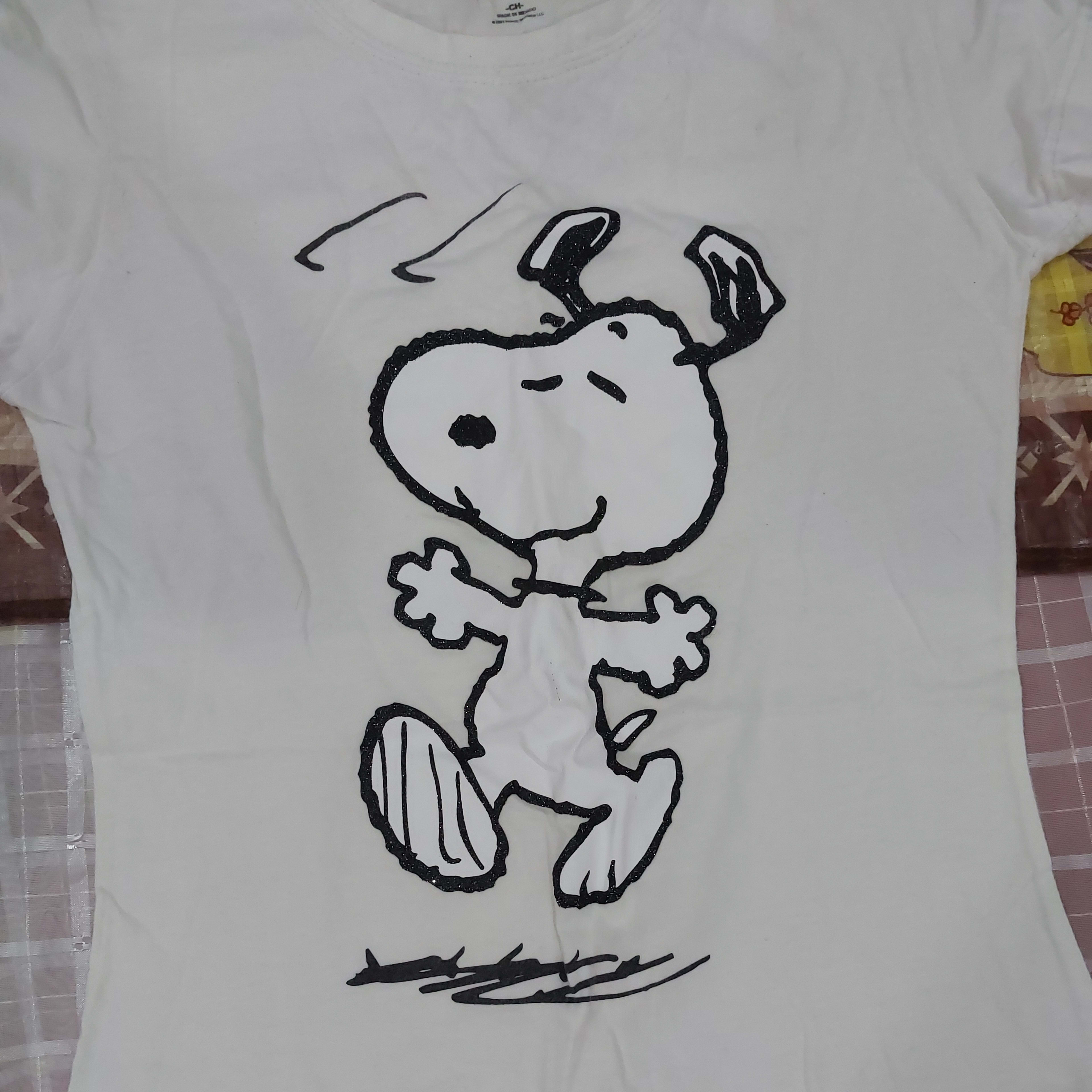 Blusa Blanca con Estampado de Snoopy Saltando
