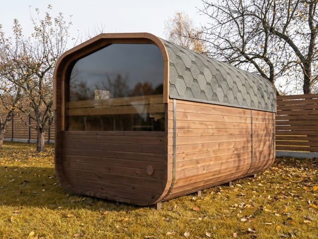 Sauna ogrodowa Alicor ustawiona w ogrodzie klienta