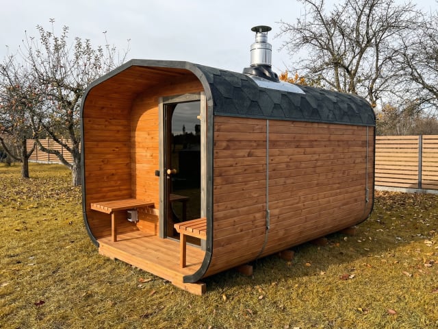 Sauna ogrodowa Alicor ustawiona w ogrodzie klienta