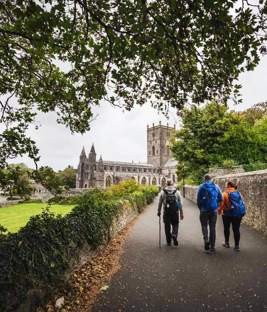 Walkers-approaching-St-David_s-Cathedral