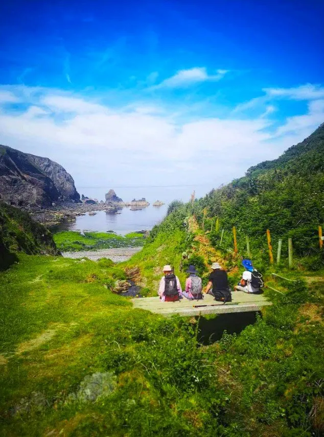 Walkers-taking-a-rest-by-the-sea-1