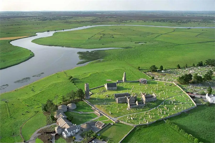 i_h91d4379448a4e81485df8aff89a1b0161c127033 Clonmacnoise Cathedral with the typical crosses and graves. The monastery ruins. Ireland