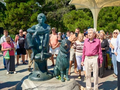 Скульптура в честь 'ялтинского Хатико' открыта в Ялте