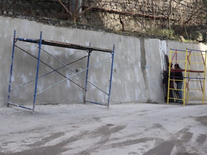 В Ялте на улице Речной завершается ремонт подпорной стены и ливневого коллектора