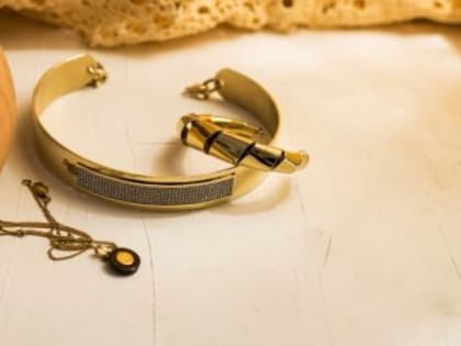 Симферополец сдавал в ломбард драгоценности своей сожительницы