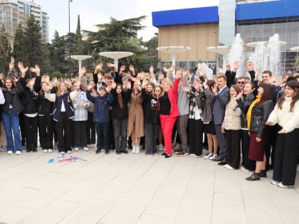 Ялтинская молодёжь красочным флешмобом поздравила город со 185-летием