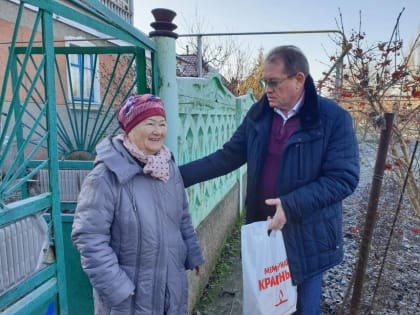 Участников Великой Отечественной войны из Нижнегорского района поздравили с новогодними праздниками