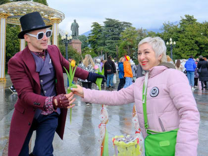 8 марта в центре Ялты женщинам дарили цветы