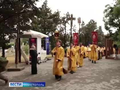 Сегодня ровно в полдень колокола всех храмов звонили благовест