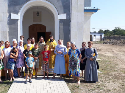 воспитанники Воскресной школы при храме Иоанна Златоуста поселка ГРЭС посетили с паломнической поездкой храм великомученицы Варвары с.Оленевка