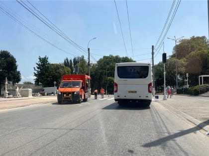 В Керчи рисуют новый пешеходный переход (фото)