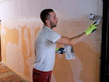 В Ялте продолжается ремонт подъездов многоквартирных домов