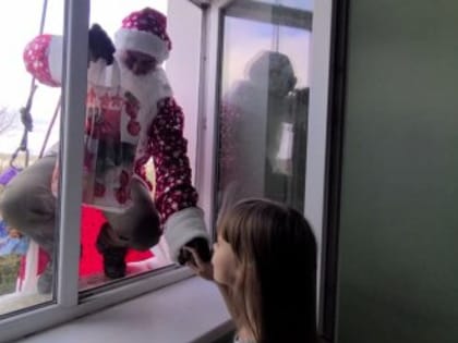 В Крыму Деды Морозы спустились на альпинистском снаряжении в инфекционную больницу к детям