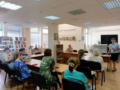 Юрисконсульт правового отдела МВД по Республике Крым рассказала работникам библиотеки о видах юридической ответственности, и неблагоприятных последствиях для нарушителей закона