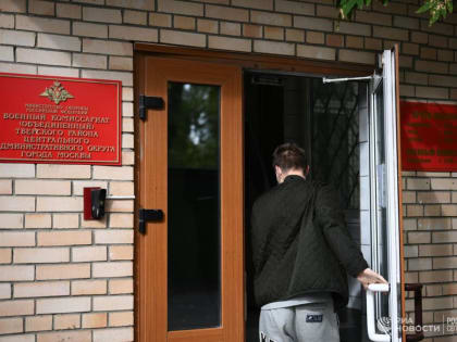 В Петербурге неизвестный поджег двери военкомата