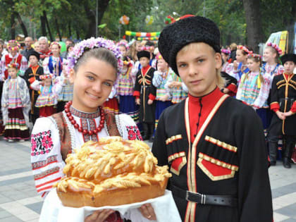 Чемпионат по рубке шашкой, выставка мастеров и конкурс «Казачья кухня» ждут гостей фестиваля «Крымские тулумбасы»