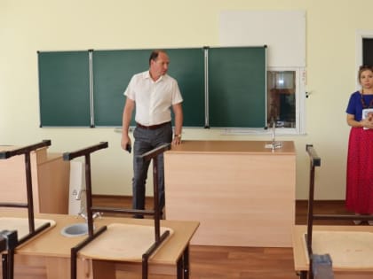 Глава администрации Сакского района Владислав Хаджиев вместе с заместителем начальника отдела образования Натальей Илларионовой посетили 3 школы