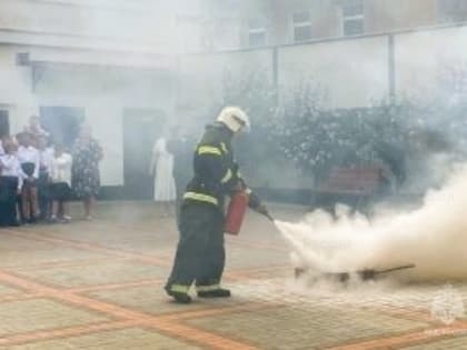 В Феодосии сотрудники МЧС России провели мастер-класс для школьников