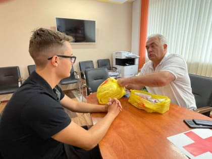 Александр Овдиенко: Дети России.... Невероятно! Сергей Э., житель курорта Саки, копил деньги на футбольный мяч и кроссовки. Проникся ситуацией, пошёл в аптеку, показал список прови