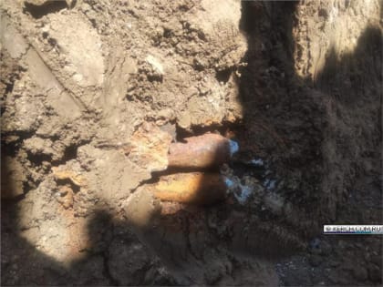 Пиротехники показали бомбы, которые нашли в Комсомольском парке
