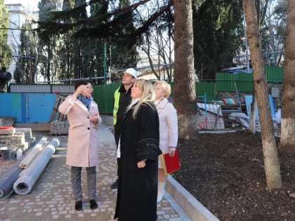 Янина Павленко ознакомилась с ходом ремонта образовательных учреждений