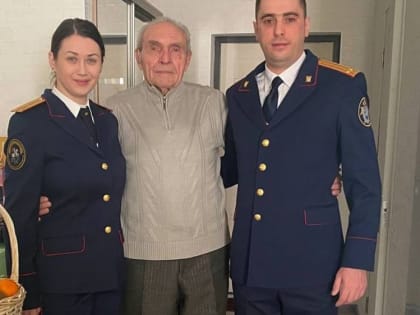 Офицеры крымского Следкома поздравили с Новым годом ветерана из Ялты