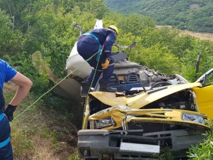 На трассе «Алушта - Феодосия» перевернулся грузовик