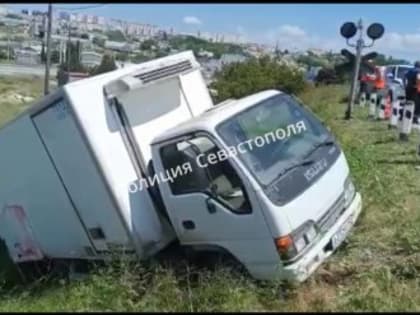 В Севастополе поезд протаранил грузовой автомобиль