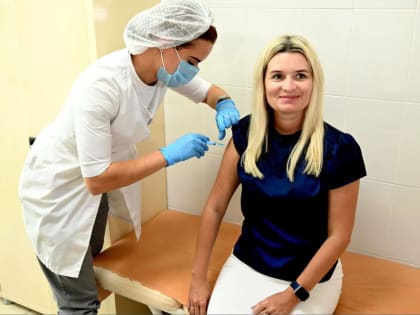 Глава администрации Черноморского района привилась от гриппа